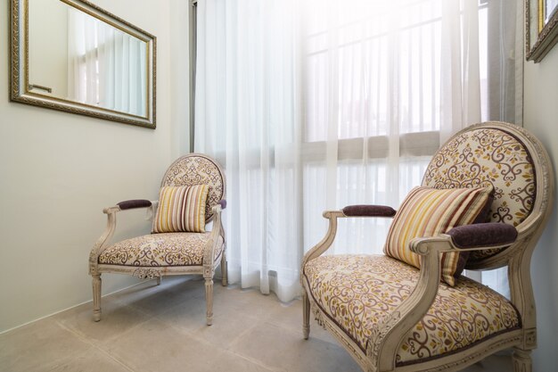 Chaise blanche et rideau transparent dans le salon de la villa avec piscine, maison. maison, condo et appartement