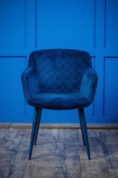 Photo chaise bleue, rembourrage doux sur la chaise, fond bleu