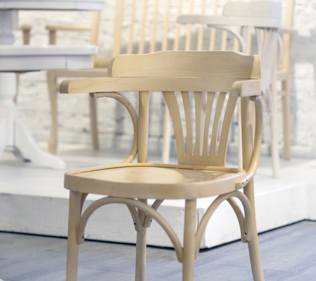 Chaise en bois blanc au café