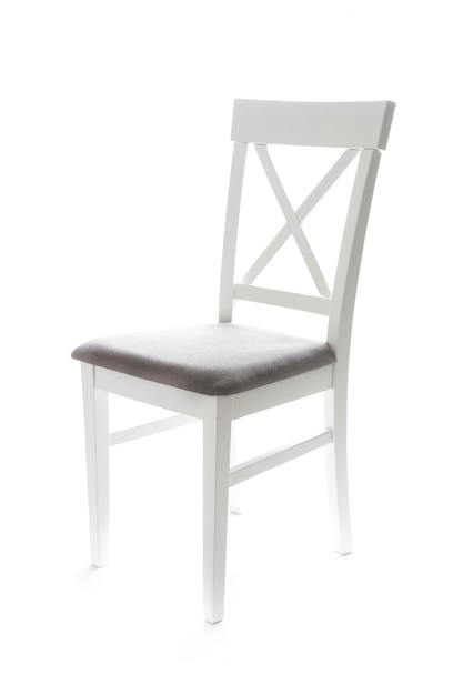 Chaise en bois blanc isolé sur fond blanc