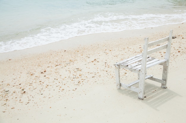 Chaise en bois blanche.