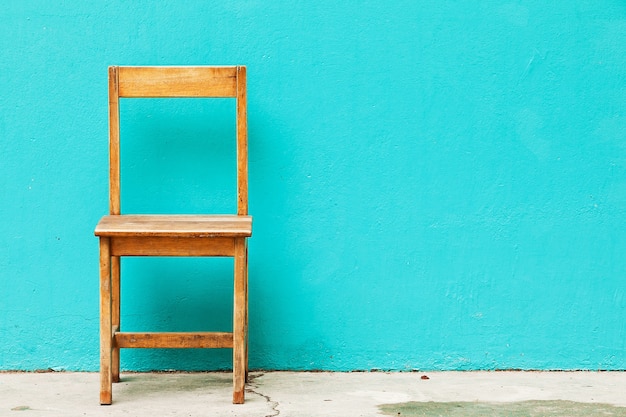 Chaise en bois dans le bâtiment abandonné