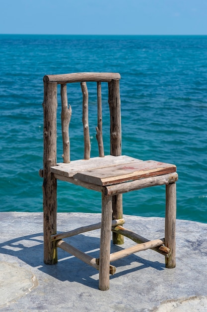 Chaise en bois dans un café vide à côté de l'eau de mer sur une plage tropicale. Fermer. Île de Koh Phangan, Thaïlande