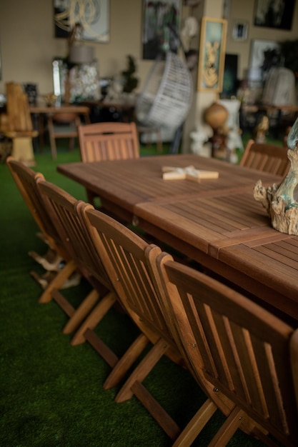 Une chaise en bois est assise à une table