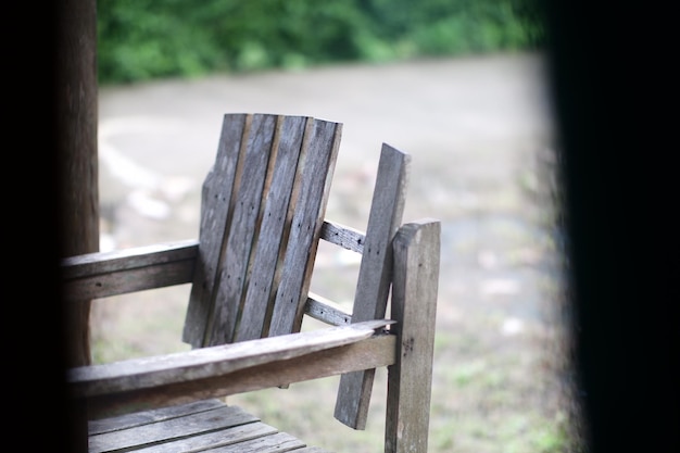 Une chaise en bois avec le mot " dessus "