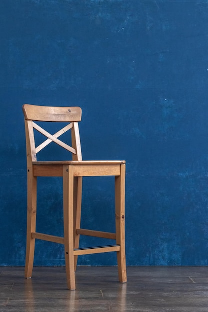 Chaise en bois sur une photo intérieure de fond bleu