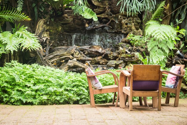 Chaise en bois en plein air dans le jardin