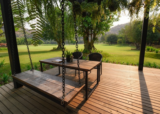 Chaise en bois avec table sur patio