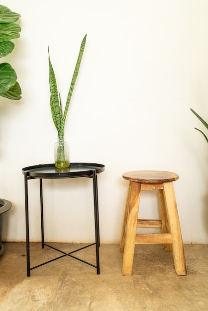 chaise en bois vide avec table