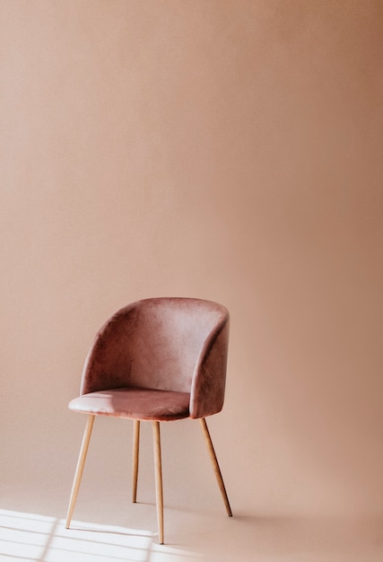 Chaise brun rosé sur fond minimaliste