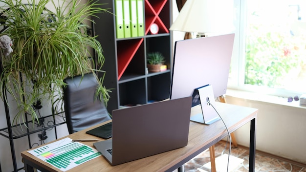 Chaise de bureau confortable près de table avec ordinateur moderne