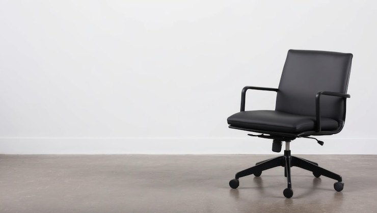Photo une chaise de bureau ergonomique noire élégante sur un fond clair idéale pour les espaces modernes