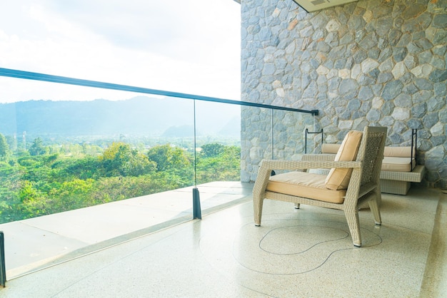 chaise de canapé de patio extérieur sur balcon