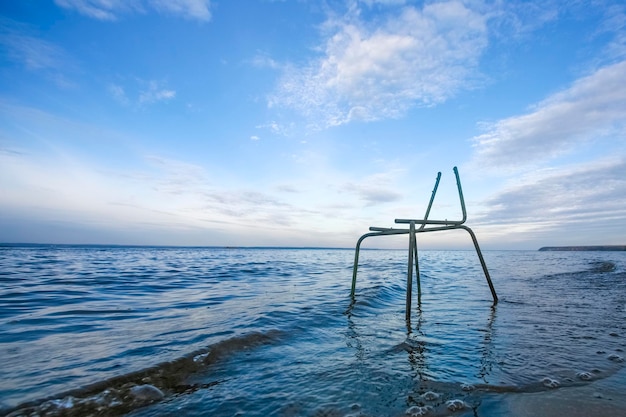 Chaise cassée dans l'eau