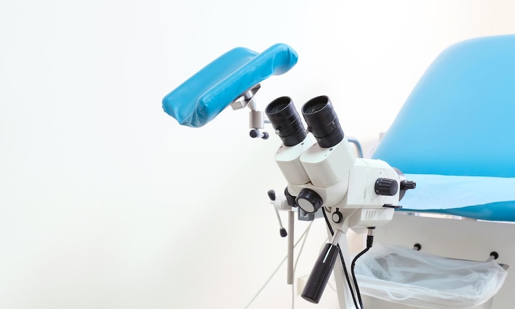 Photo chaise de chambre gynécologique eguipment outil clinique lentille fond blanc