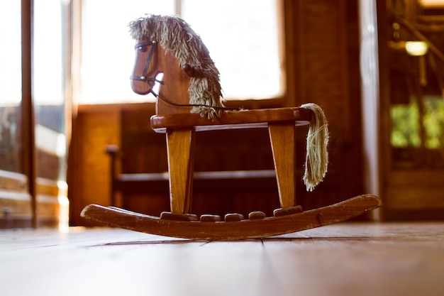 Chaise cheval à bascule en bois