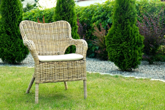 Chaise confortable sur l'herbe verte dans le parc