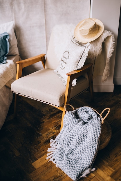 Une chaise confortable à l'intérieur de la maison