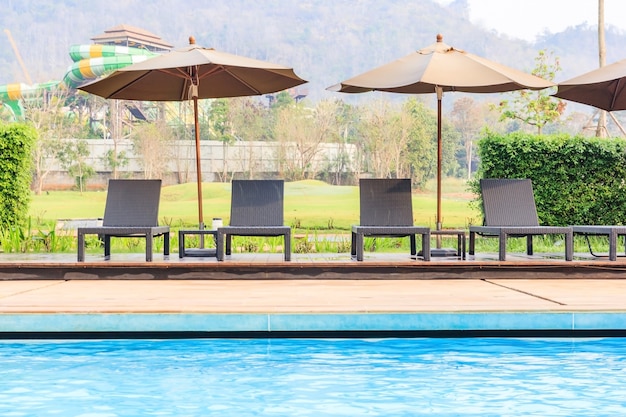 chaise confortable à la piscine, chaise moderne