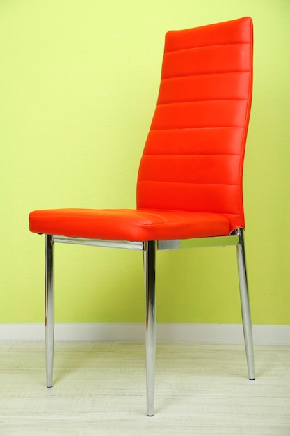 Chaise de couleur moderne dans une pièce vide sur fond de mur