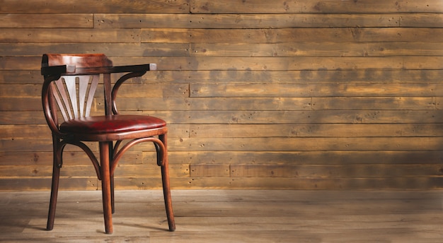 Photo chaise en cuir et bois sur un vieux fond en bois