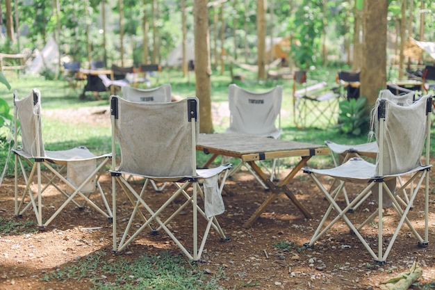 Photo chaise dans un camping dans les bois