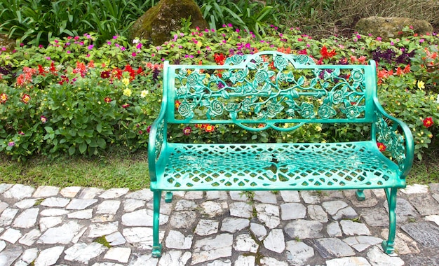 Chaise dans le jardin fleuri en été