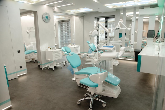 Chaise de dentiste dans une ambiance moderne et bien éclairée. Personne, juste le bureau.