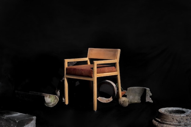 Chaise design assise en bois massif en tissu ou cuir naturel