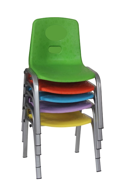 Chaise d'école en plastique coloré isolé sur fond blanc