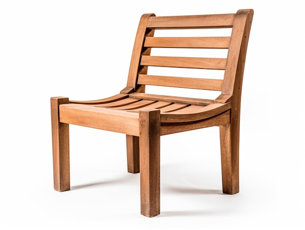 Chaise de jardin en bois sur fond blanc isolé