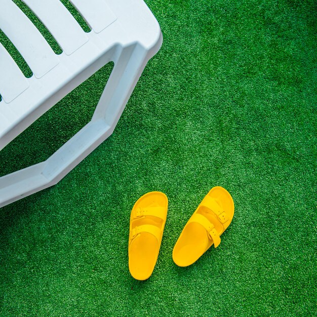 Photo une chaise de jardin et une chaise de jardin sont sur le terrain.