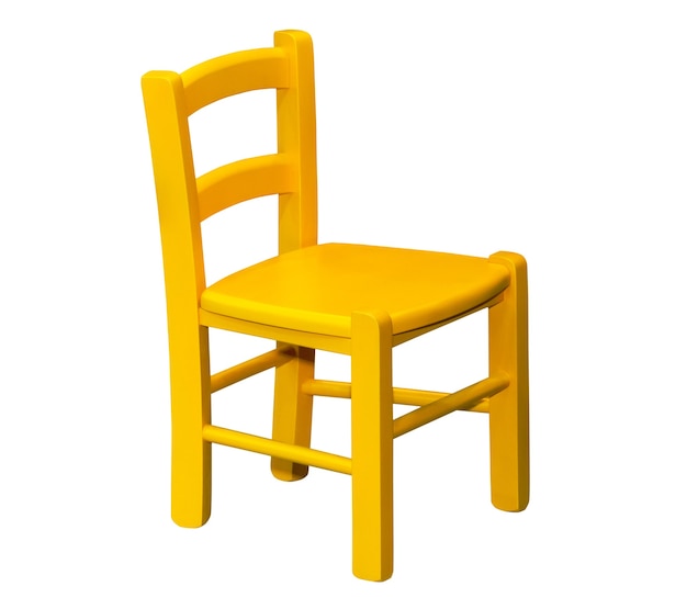 Chaise jaune en bois pour enfants isolé sur fond blanc