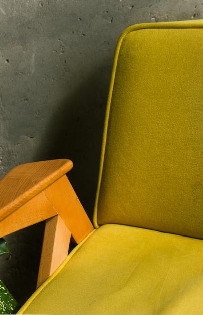 une chaise jaune avec un dos vert qui dit le mot sur le dos