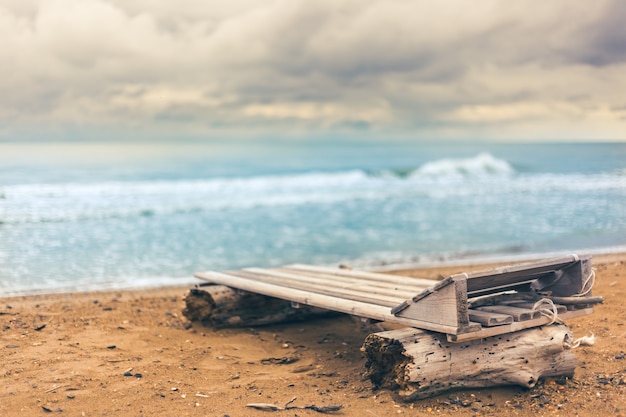 Chaise longue en bois au bord de la mer