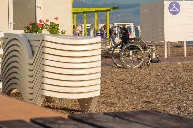 Chaise longue casier chaise roulante plage handicapé oliday mer mode de vie heureux de l'océan