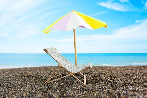 Chaise longue extérieure avec vue sur la mer. chaises longues en bois vides avec parasol sur la plage de sable avec île