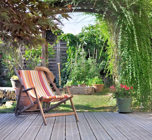 Photo chaise longue sur le jardin avec terrasse en bois