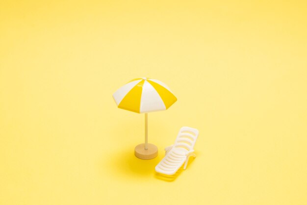 Chaise longue et parasol jaune sur jaune