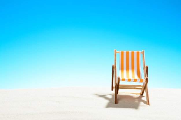 Chaise longue sur la plage de sable, ciel avec espace copie