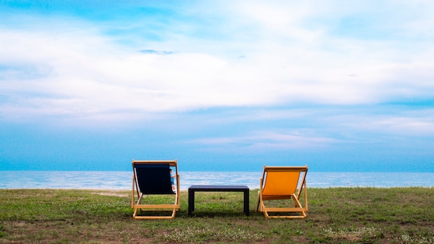 Chaise longue vide. Belles chaises de couleur sur la plage. Ciel bleu