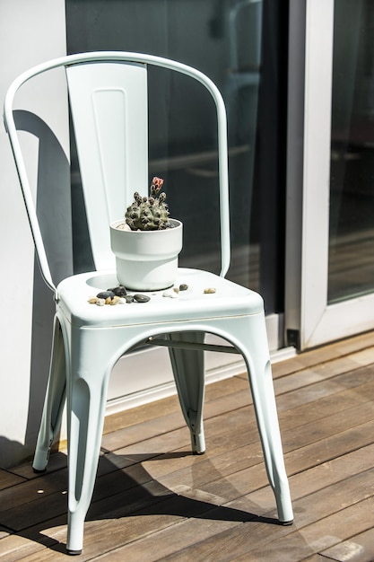 Une chaise en métal d'extérieur sur un bain de soleil