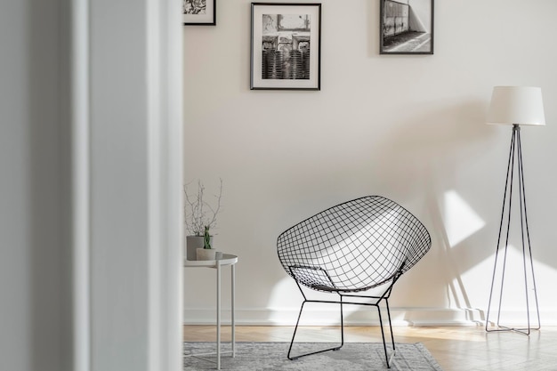 Une chaise en métal noir fantaisiste dans une pièce lumineuse d'une maison de location