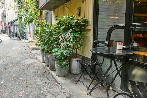 Chaise noire et une table ronde noire dans la rue d'IstanbulStreet Cafe Turquie