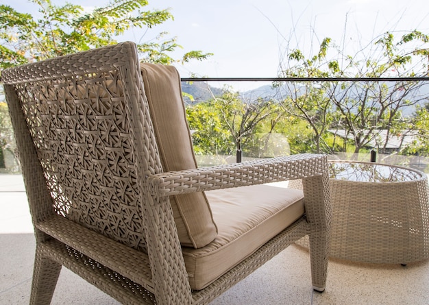 Photo chaise en osier avec vue sur la terrasse