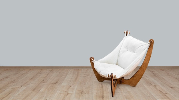 Chaise sur parquet à l'intérieur