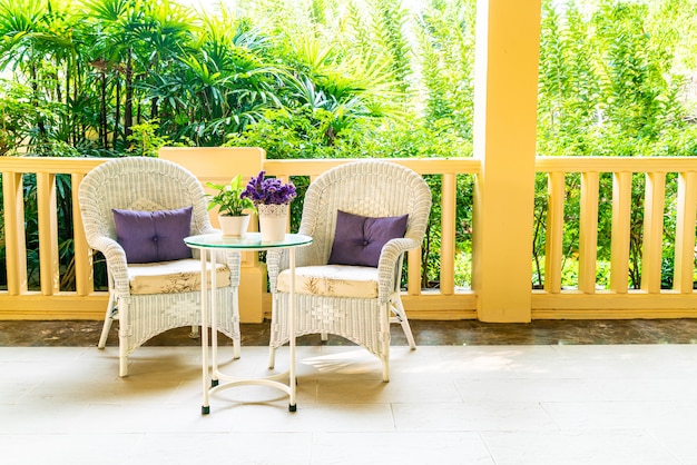 chaise de patio et décoration de table sur balcon