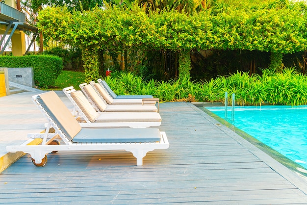 Photo chaise de piscine autour de la piscine dans la station de l'hôtel