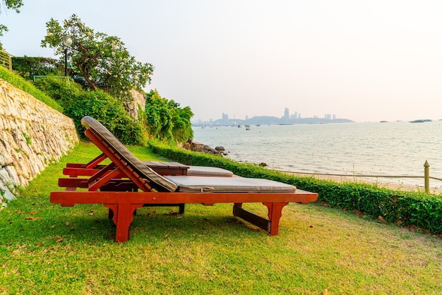 chaise de plage au bord de la mer au coucher du soleil