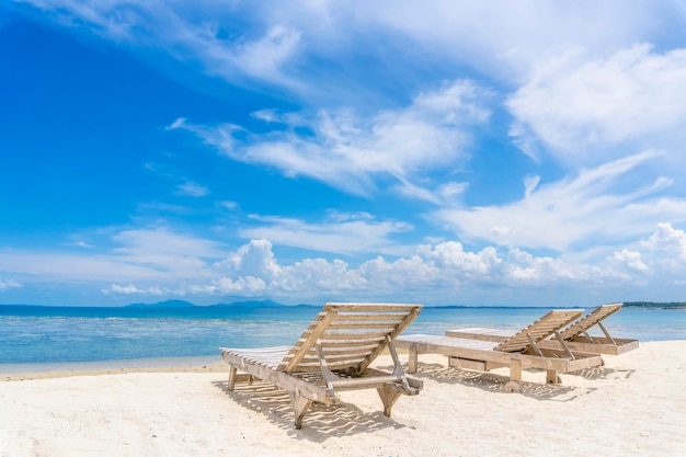 Chaise de plage blanche sur la plage de sable blanc